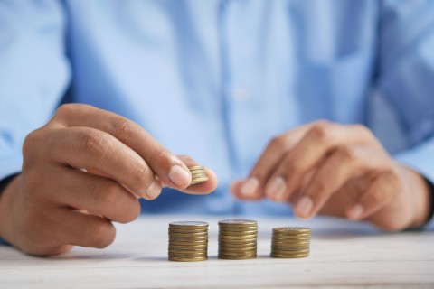 hands counting coins money Photo Towfiqu barbhuiya Unsplash