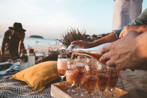 wine beach vacation friends photo Artur Kornakov Unsplash